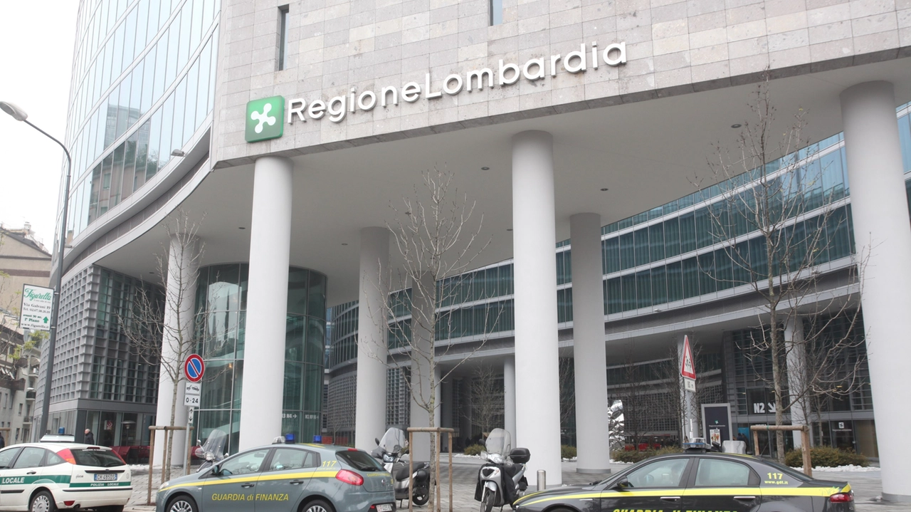 Gli uomini della Guardia di Finanza all’ingresso di Palazzo Lombardia, il grattacielo-sede della Regione a Milano Gli uomini della Guardia di Finanza all’ingresso di Palazzo Lombardia, il grattacielo-sede della Regione a Milano