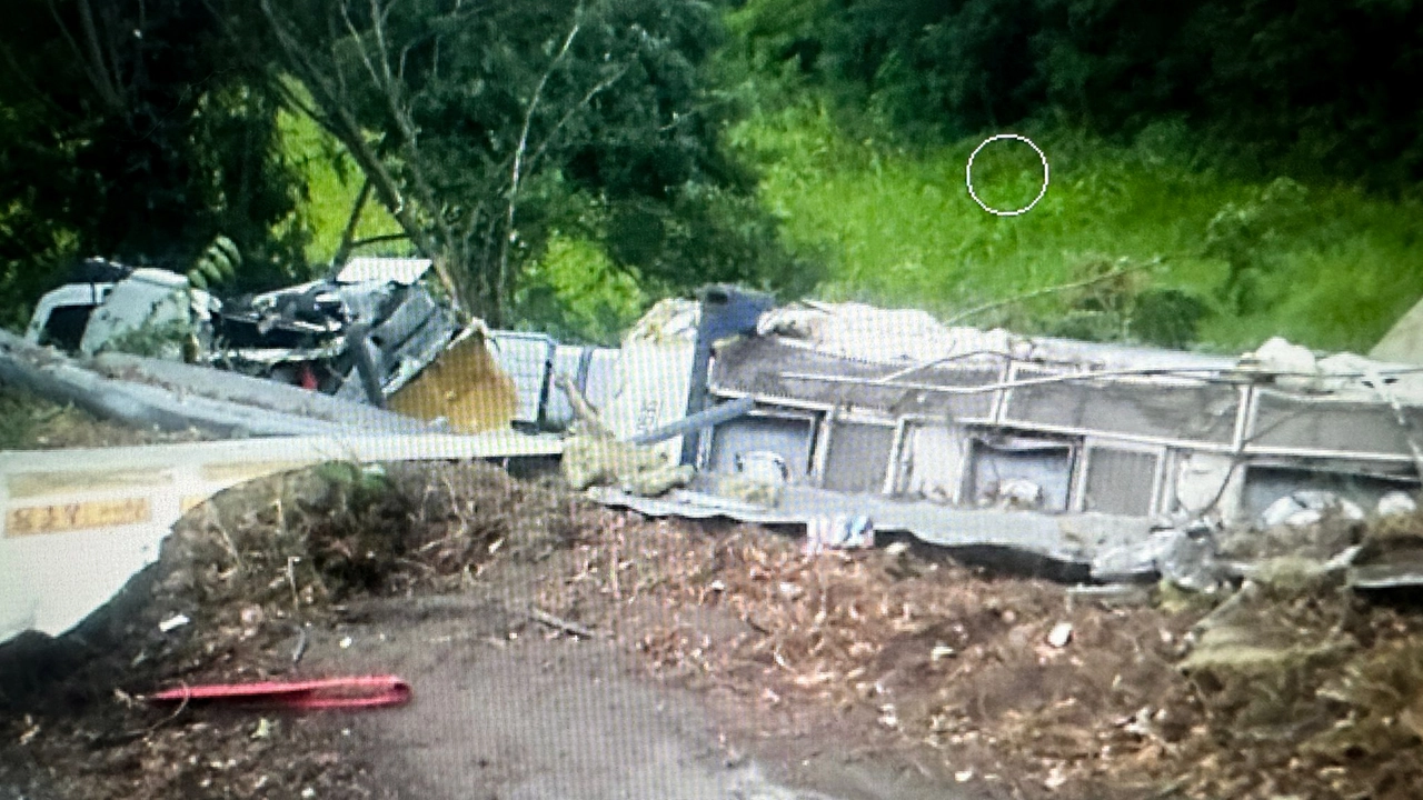 Il camion uscito fuori strada sulla Statale della Val Tidone Il camion uscito fuori strada sulla Statale della Val Tidone