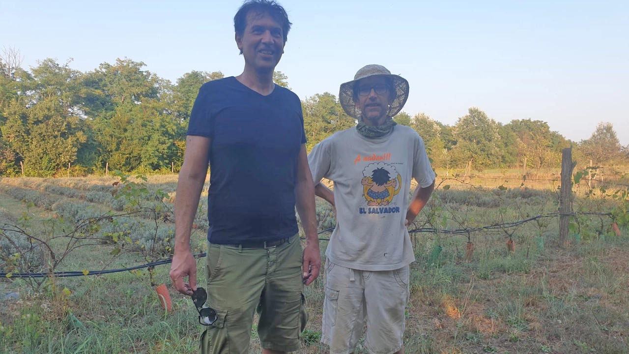 Raffaele De Cechi (a destra) con un aiutante a Cascina Lema dove sono i ritmi delle stagioni a dettare il tempo Raffaele De Cechi (a destra) con un aiutante a Cascina Lema dove sono i ritmi delle stagioni a dettare il tempo