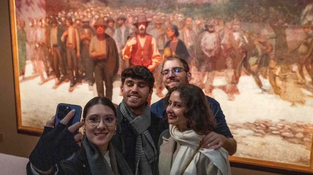 Visitatori all’apertura della Grande Brera a Palazzo Citterio: il selfie davanti a "Fiumana" di Giuseppe Pellizza da Volpedo Visitatori all’apertura della Grande Brera a Palazzo Citterio: il selfie davanti a "Fiumana" di Giuseppe Pellizza da Volpedo