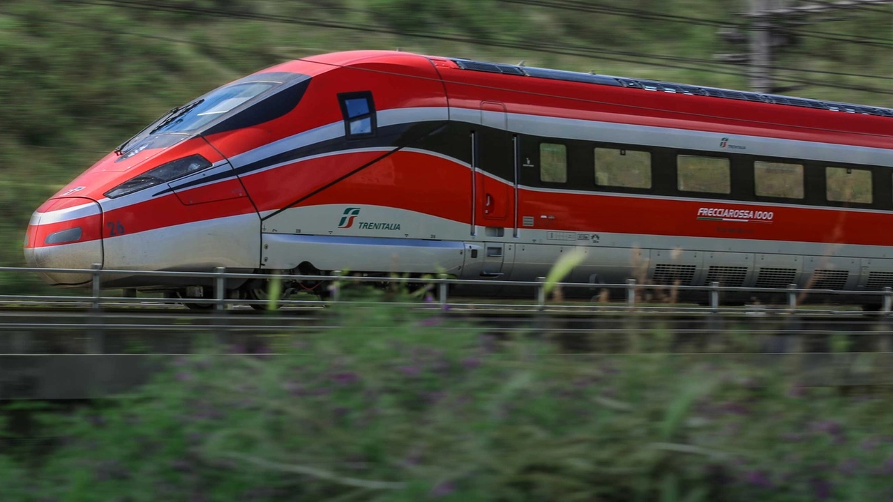 Un Frecciarossa 1000 lanciato sui binari: può raggiungere i 400 chilometri orari di velocità