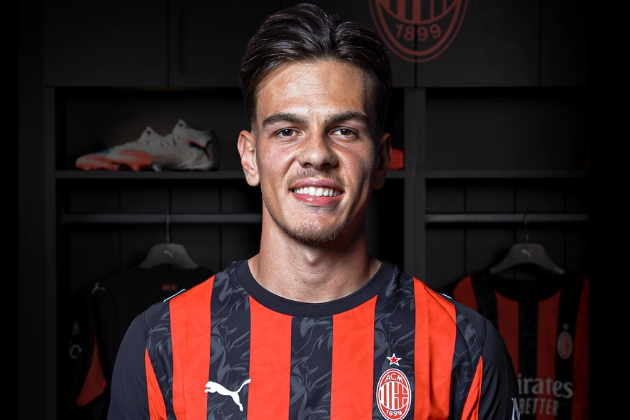 Ardon Jashari con la maglia rossonera