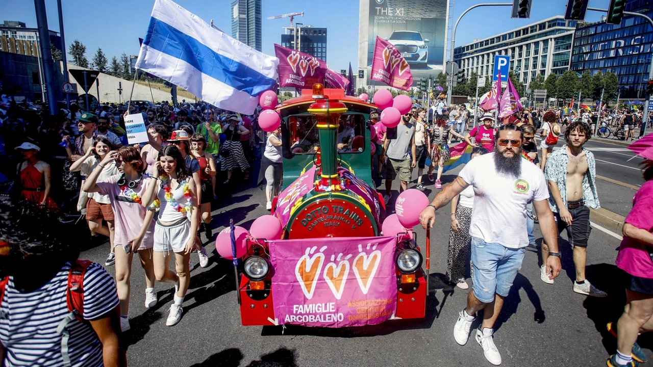 A Milano sfila il Pride, in migliaia al corteo per le vie del centro