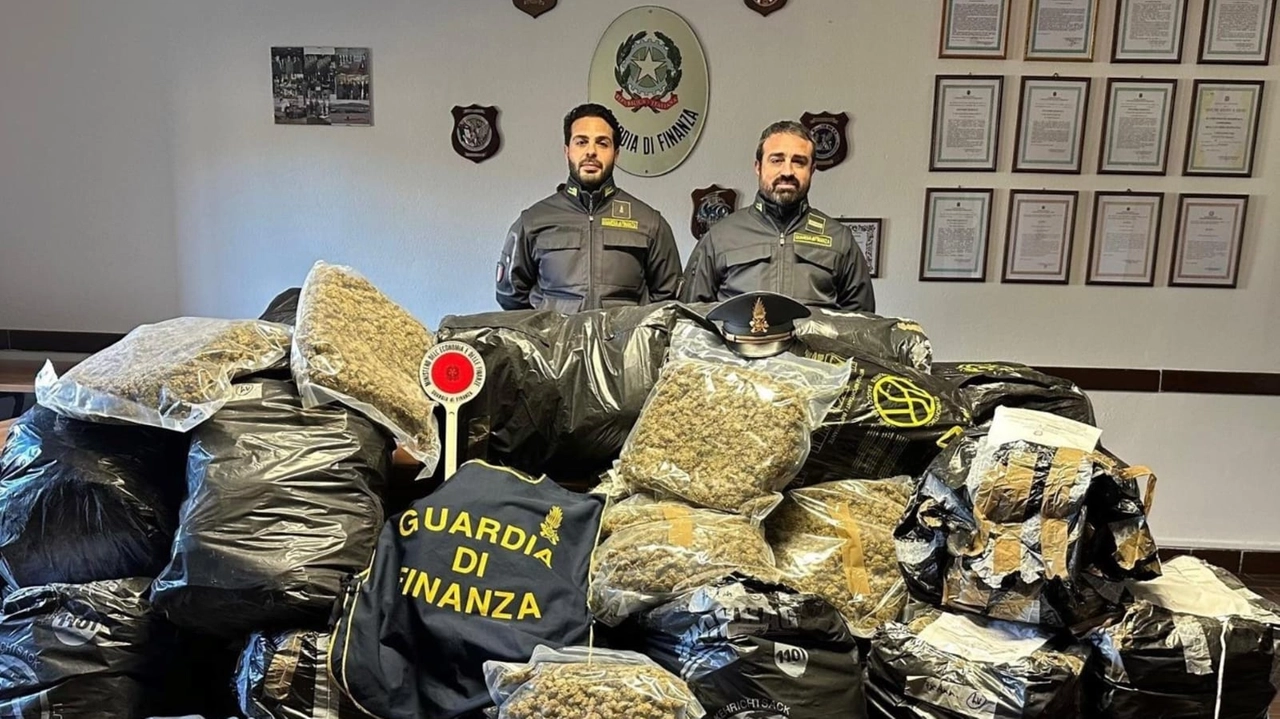 La merce sequestrata dalla Gdf La merce sequestrata dalla Gdf