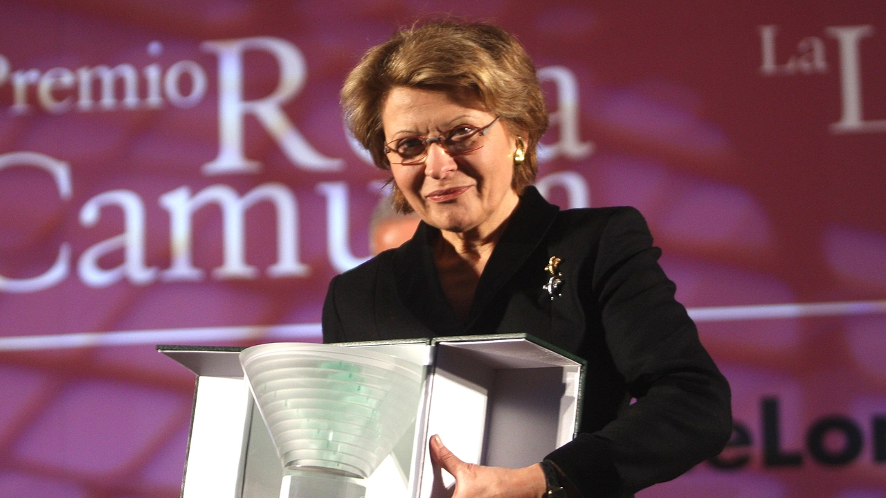 La scrittrice milanese Sveva Casati Modignani, 86 anni, con il premio Rosa Camuna
