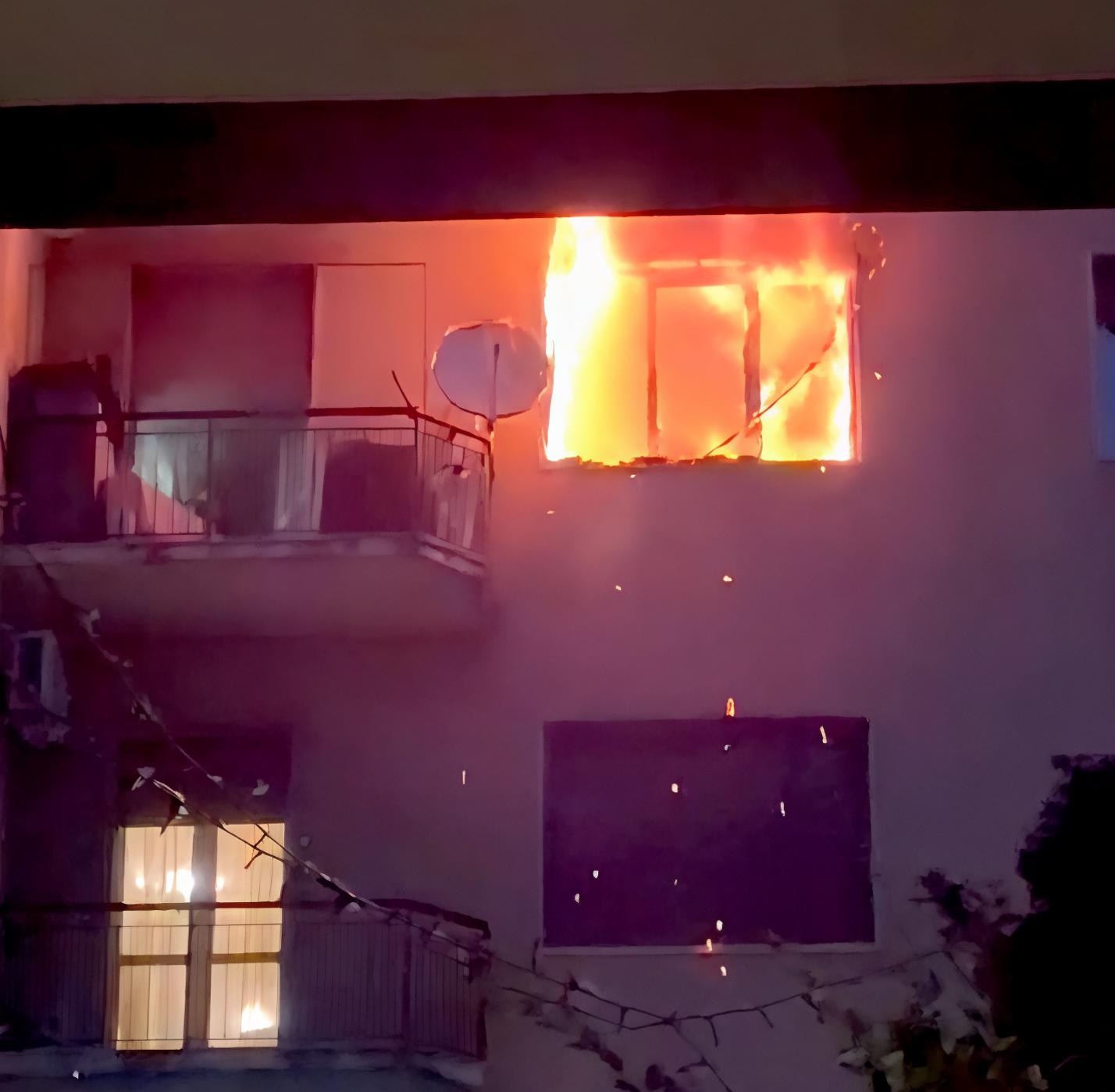 Casa in fiamme. Evacuate dieci famiglie Casa in fiamme. Evacuate dieci famiglie