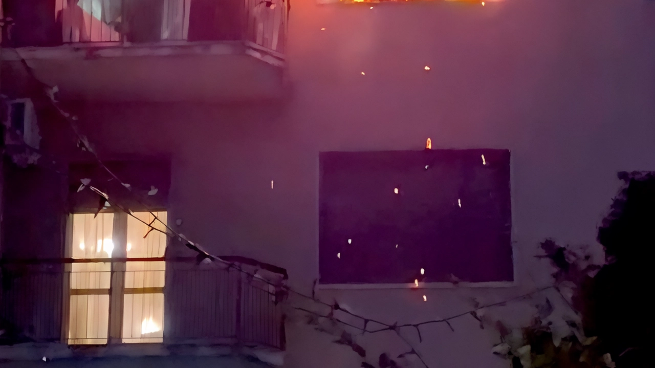 Casa in fiamme. Evacuate dieci famiglie