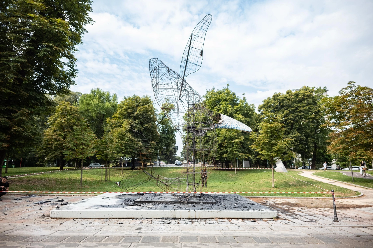 L'installazione andata in fiamme davanti alla Triennale