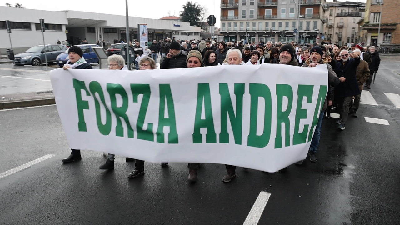 La manifestazione di solidarietà al sindaco di Vigevano Andrea Ceffa organizzata ieri mattina nel centro storico della città La manifestazione di solidarietà al sindaco di Vigevano Andrea Ceffa organizzata ieri mattina nel centro storico della città