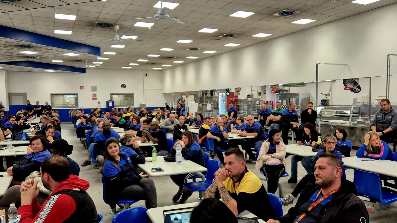 Lavoratori del sito Beko di Cassinetta di Biandronno riuniti in assemblea Lavoratori del sito Beko di Cassinetta di Biandronno riuniti in assemblea
