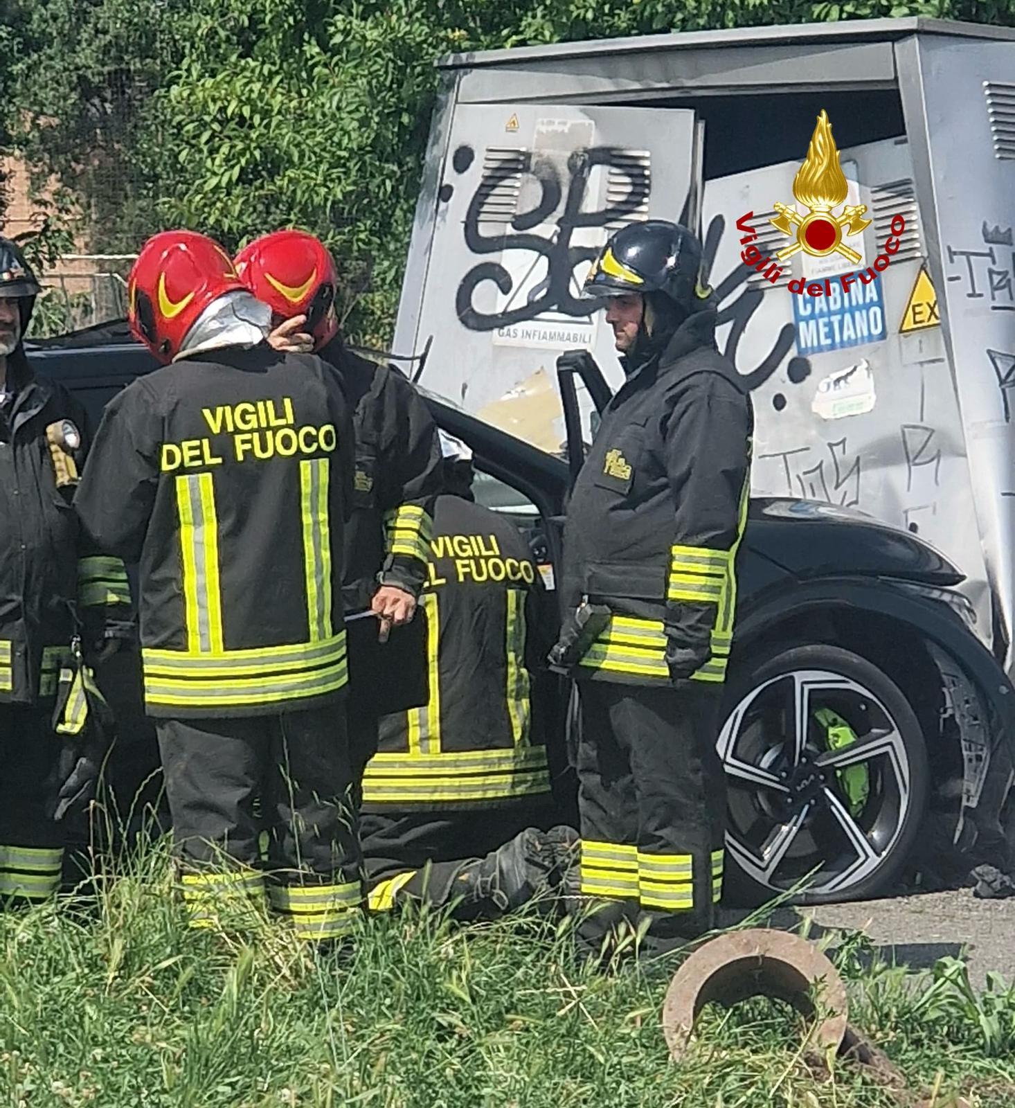 Incidente a Cerro al Lambro, auto urta un furgoncino e si schianta contro una cabina del metano Incidente a Cerro al Lambro, auto urta un furgoncino e si schianta contro una cabina del metano