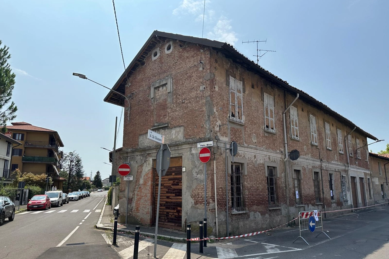Comune e Polizia locale hanno transennato l'edificio: ora bisognerà deciderne il destino