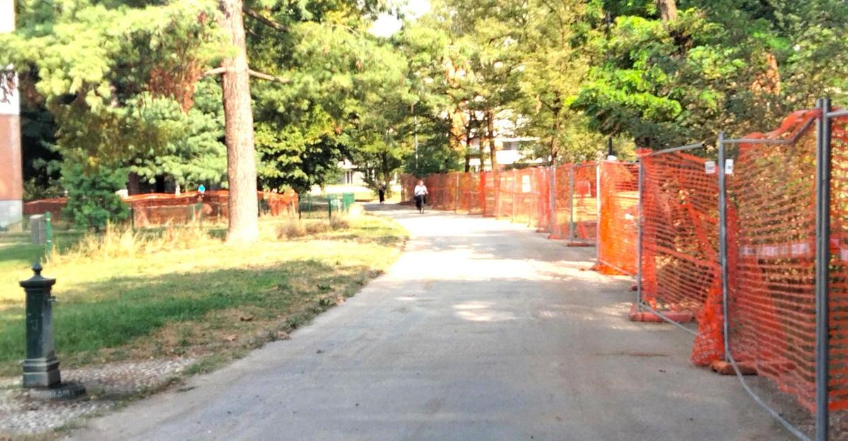 Parco del cimitero, viale riaperto. Via libera per ciclisti e pedoni