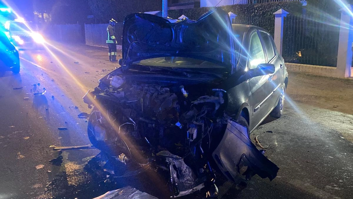 Incidente d'auto a Lonate Ceppino, coinvolti alcuni giovani Incidente d'auto a Lonate Ceppino, coinvolti alcuni giovani