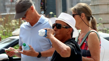 Ondata di caldo: in aumento le vendite di acqua, frutta e gelati. Ma il prodotto più gettonato con le alte temperature è un altro: qual è