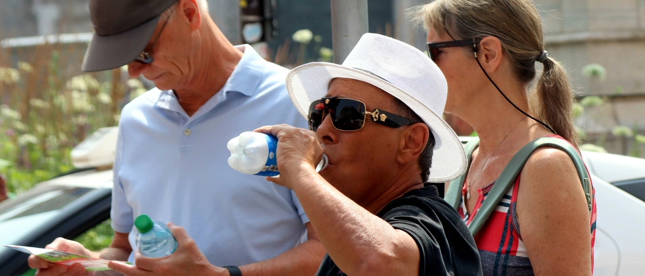 Ondata di caldo: in aumento le vendite di acqua, frutta e gelati. Ma il prodotto più gettonato con le alte temperature è un altro: qual è