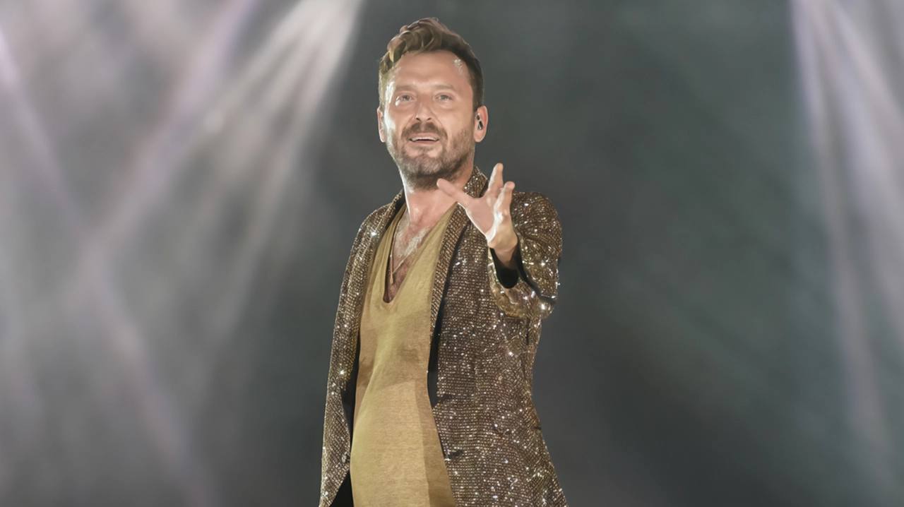 Cesare Cremonini a San Siro: “Le mie canzoni?Vado oltre il confine del possibile”. La scaletta del concerto