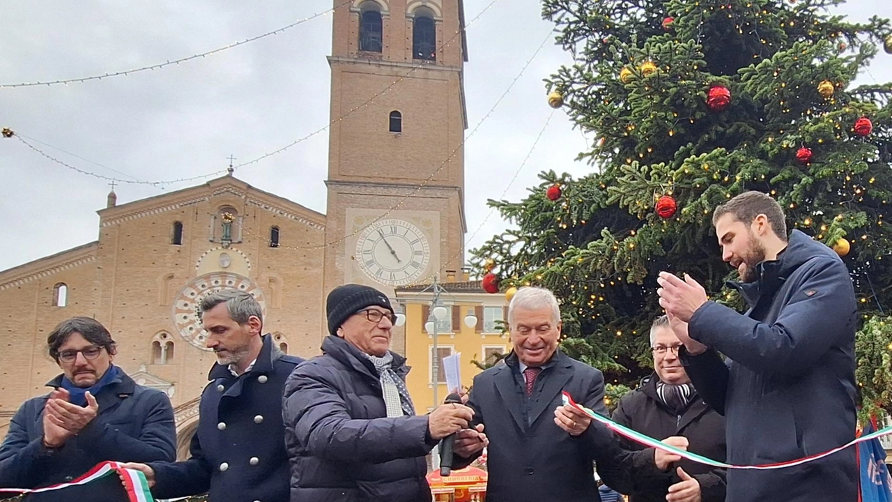 La Sagra di Santa Lucia a Lodi offre mercatini di Natale con casette di legno, prodotti enogastronomici e attività didattiche. La Sagra di Santa Lucia a Lodi offre mercatini di Natale con casette di legno, prodotti enogastronomici e attività didattiche.