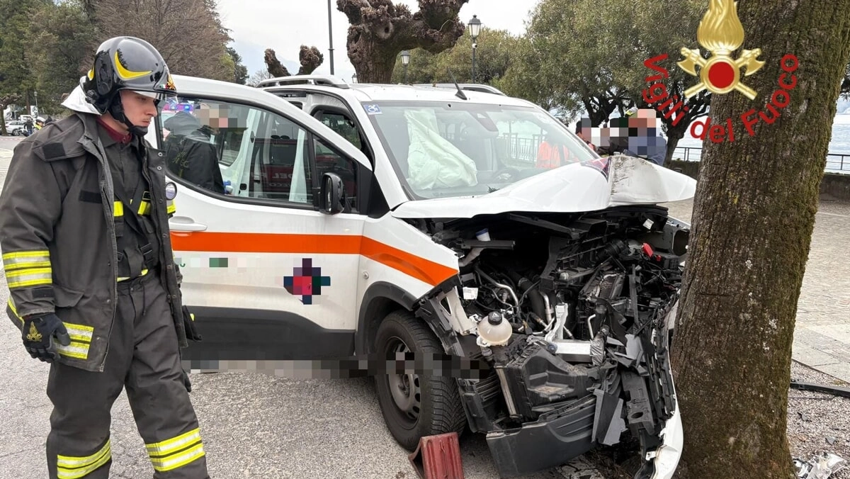 L'auto coinvolta nello schianto sul lungolago Europa, a Bellagio L'auto coinvolta nello schianto sul lungolago Europa, a Bellagio