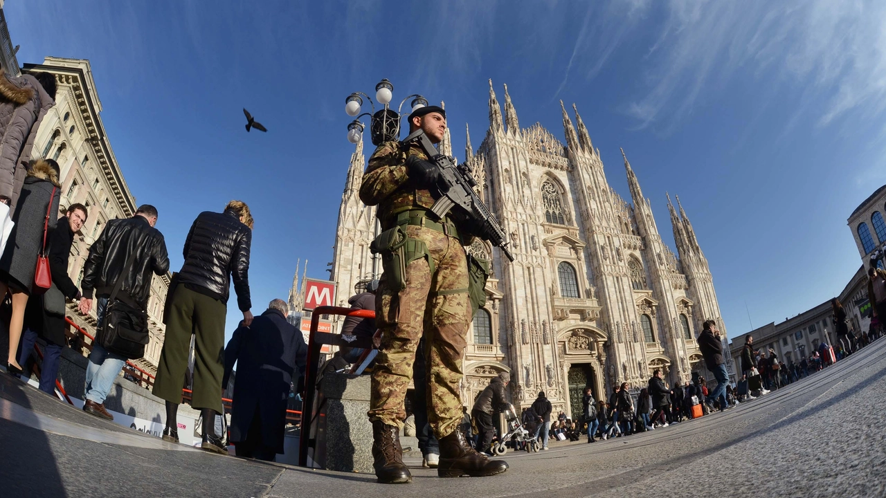 Intensificati i controlli delle forze dell'ordine nel centro di Milano Intensificati i controlli delle forze dell'ordine nel centro di Milano