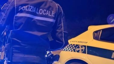 Denunciato giovane notato fermo e curvo sul volante Denunciato giovane notato fermo e curvo sul volante