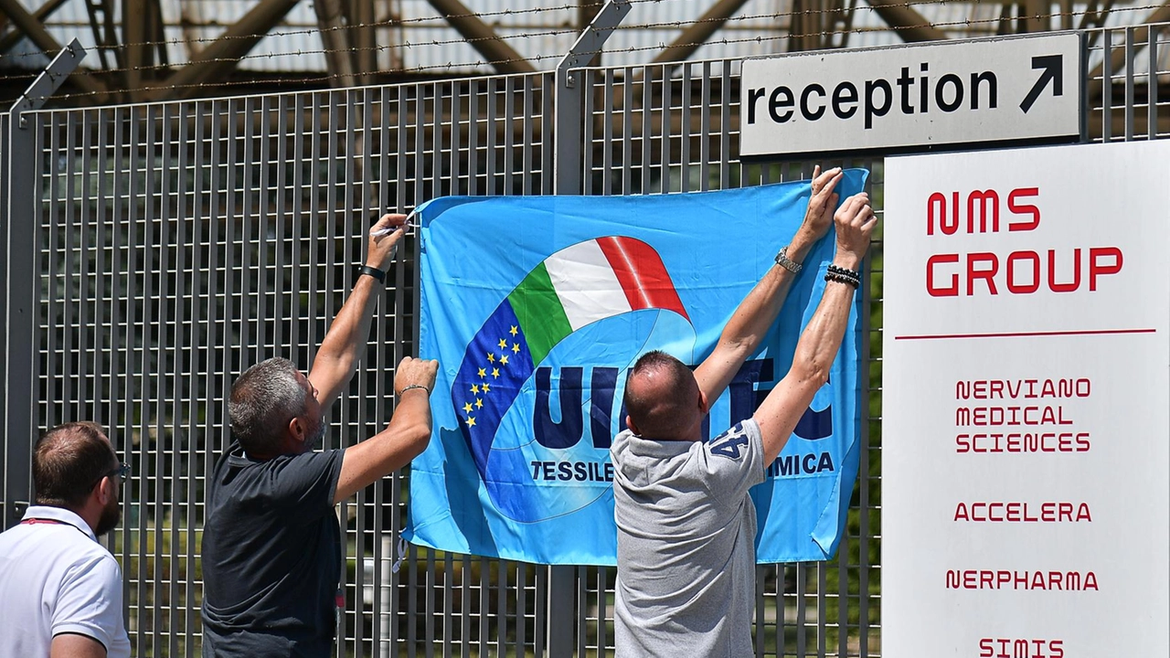La protesta dei lavoratori Nms di Nerviano, a rischio oltre cento professionisti