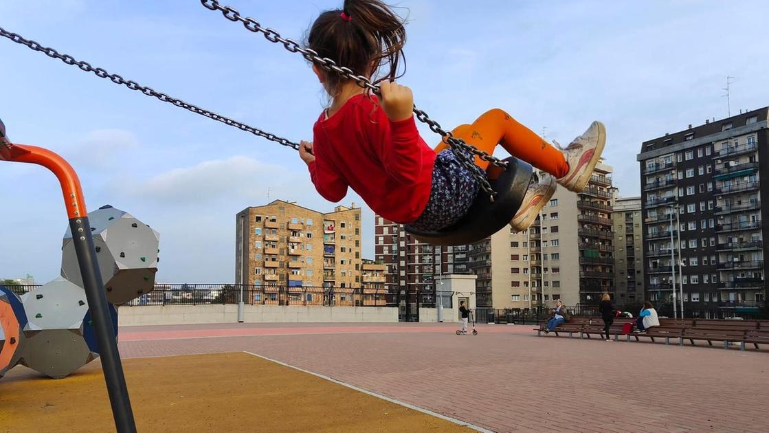 “Nuovi sguardi sulla città”, vince la foto della bambina sull’altalena