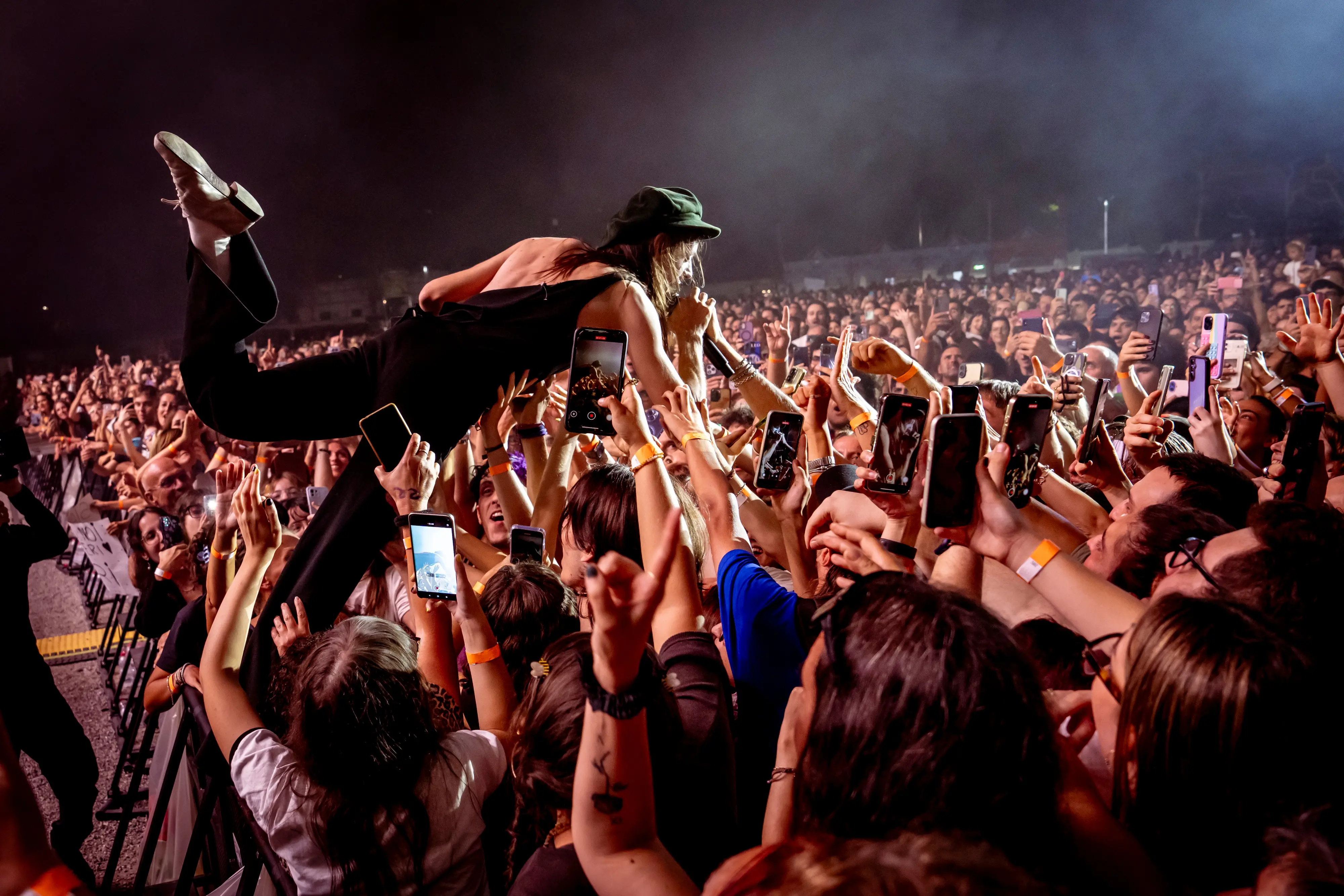 La “rockstar” Lucio Corsi fa show a Milano e annuncia il tour europeo