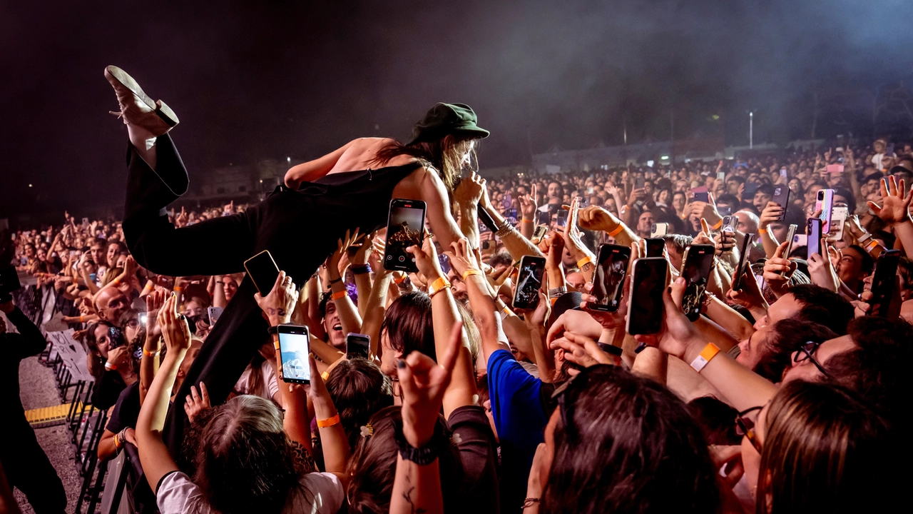 Lucio Corsi canta fra il pubblico al concerto all'Ippodromo Snai di Milano (Foto Francesco Prandoni)