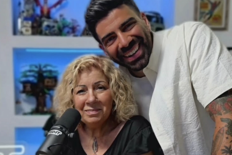 Gianluca Gazzoli con la madre in una foto più recente