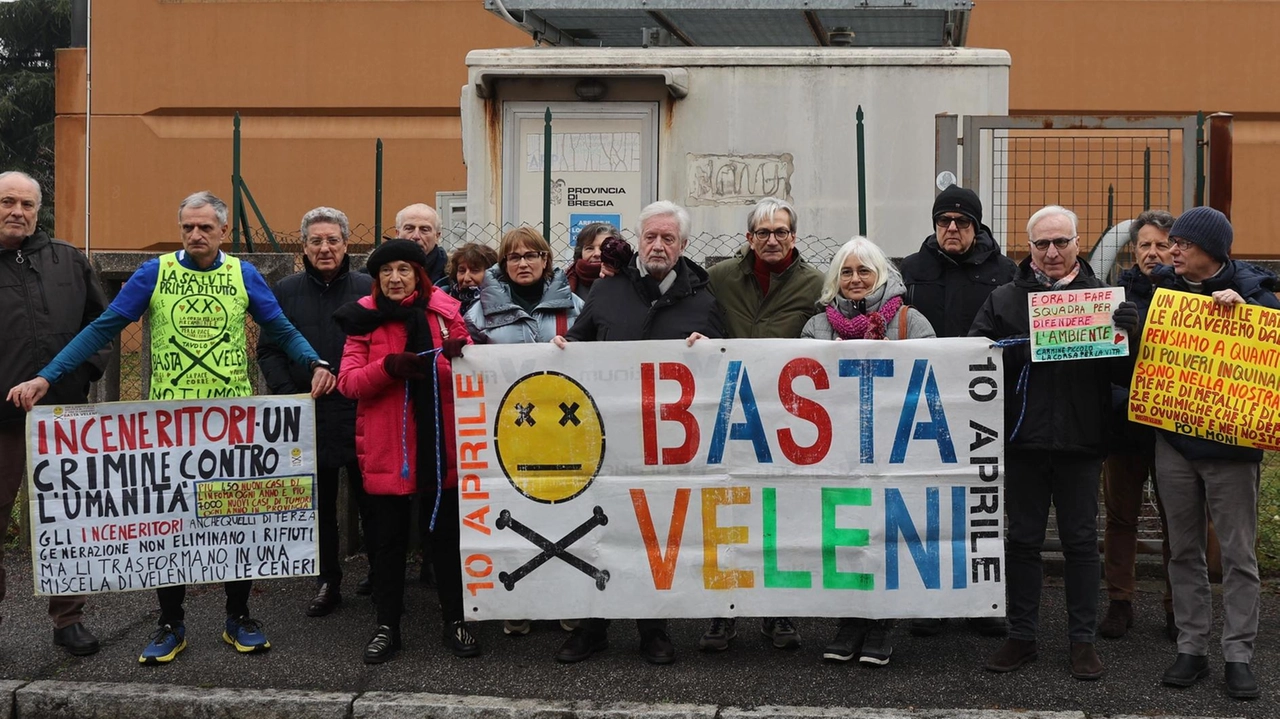 Il presidio di protesta degli attivisti della rete “Basta Veleni” Il presidio di protesta degli attivisti della rete “Basta Veleni”