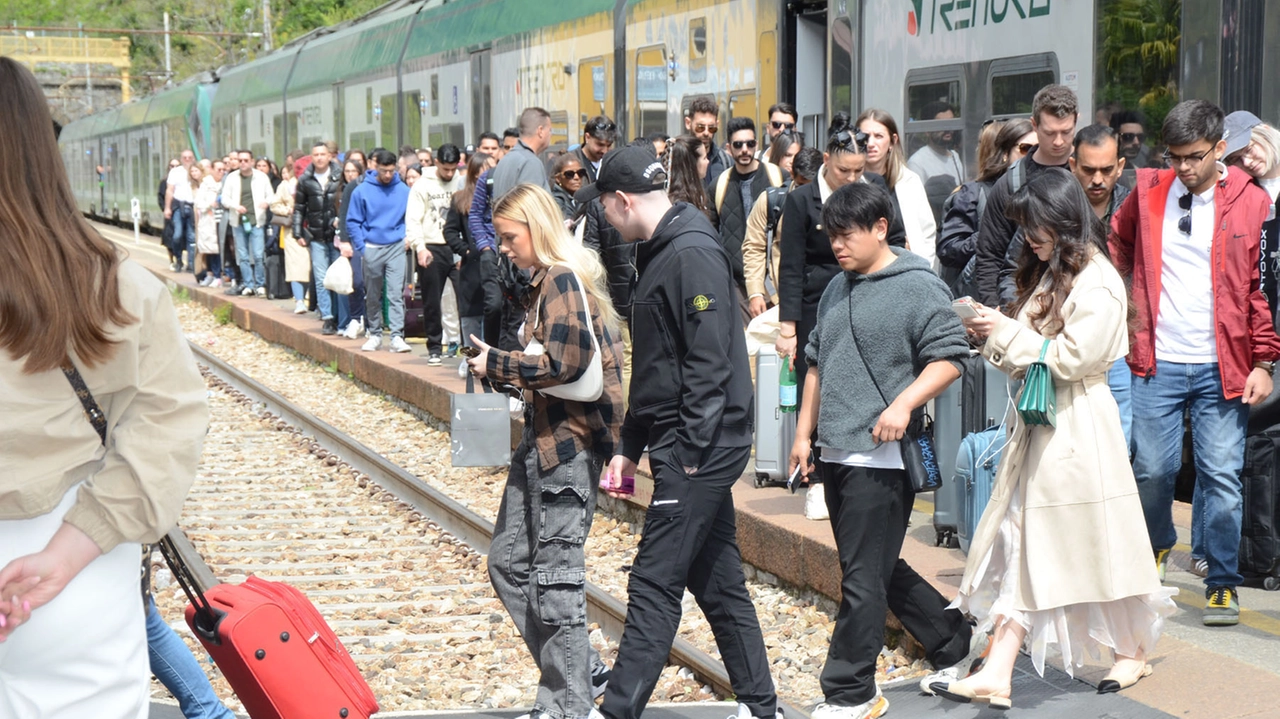 Studenti e pendolari sulla linea ferroviaria Colico-Lecco Studenti e pendolari sulla linea ferroviaria Colico-Lecco