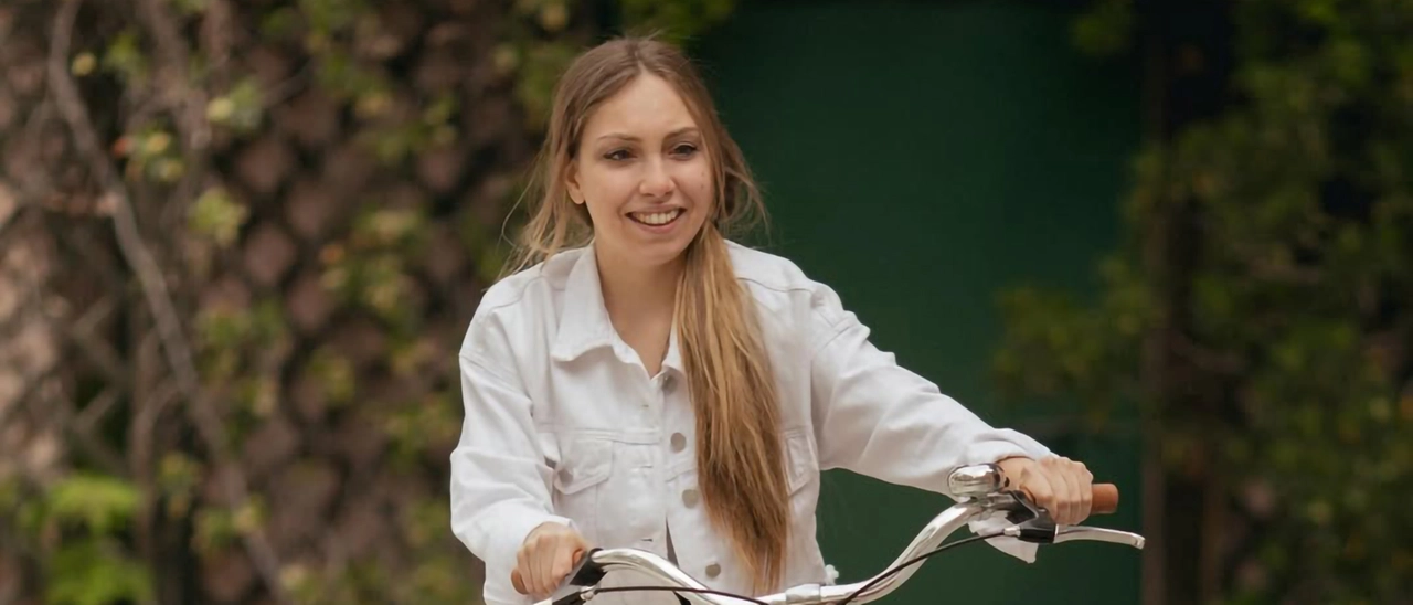 L’attrice Lucrezia Baccichet muore a 28 anni in un incidente in Puglia: lo schianto in auto coi suoi genitori