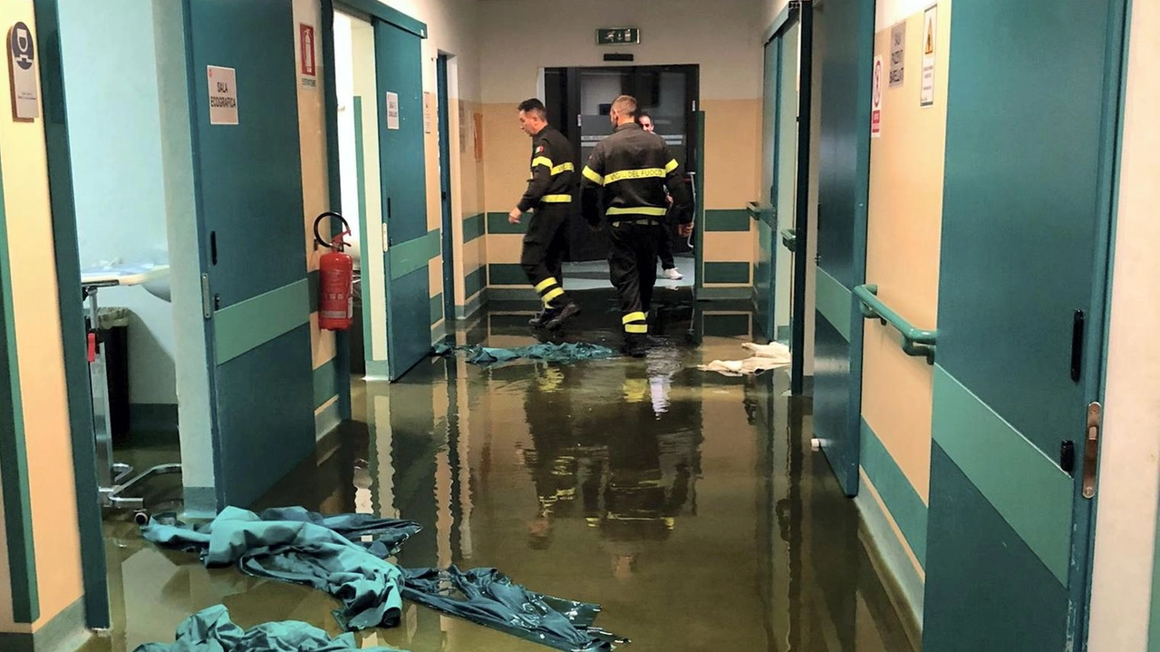 I locali del Policlinico allagati dopo che l’uomo ha staccato il termosifone (Torres) I locali del Policlinico allagati dopo che l’uomo ha staccato il termosifone (Torres)
