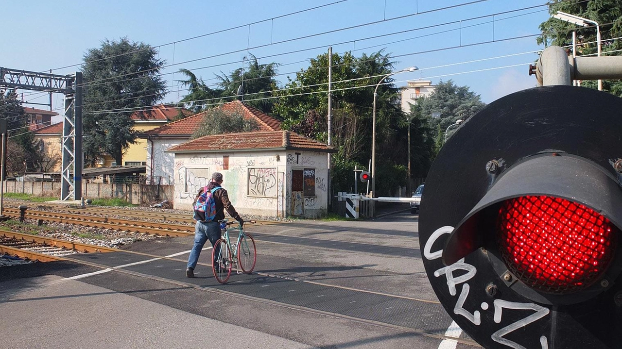 Un’ora di circolazione ferroviaria bloccata per permettere di effettuare tutti i rilievi. La vittima aveva 42 anni, inutile la corsa in ambulanza, indagini in corso della Polfer. Un’ora di circolazione ferroviaria bloccata per permettere di effettuare tutti i rilievi. La vittima aveva 42 anni, inutile la corsa in ambulanza, indagini in corso della Polfer.