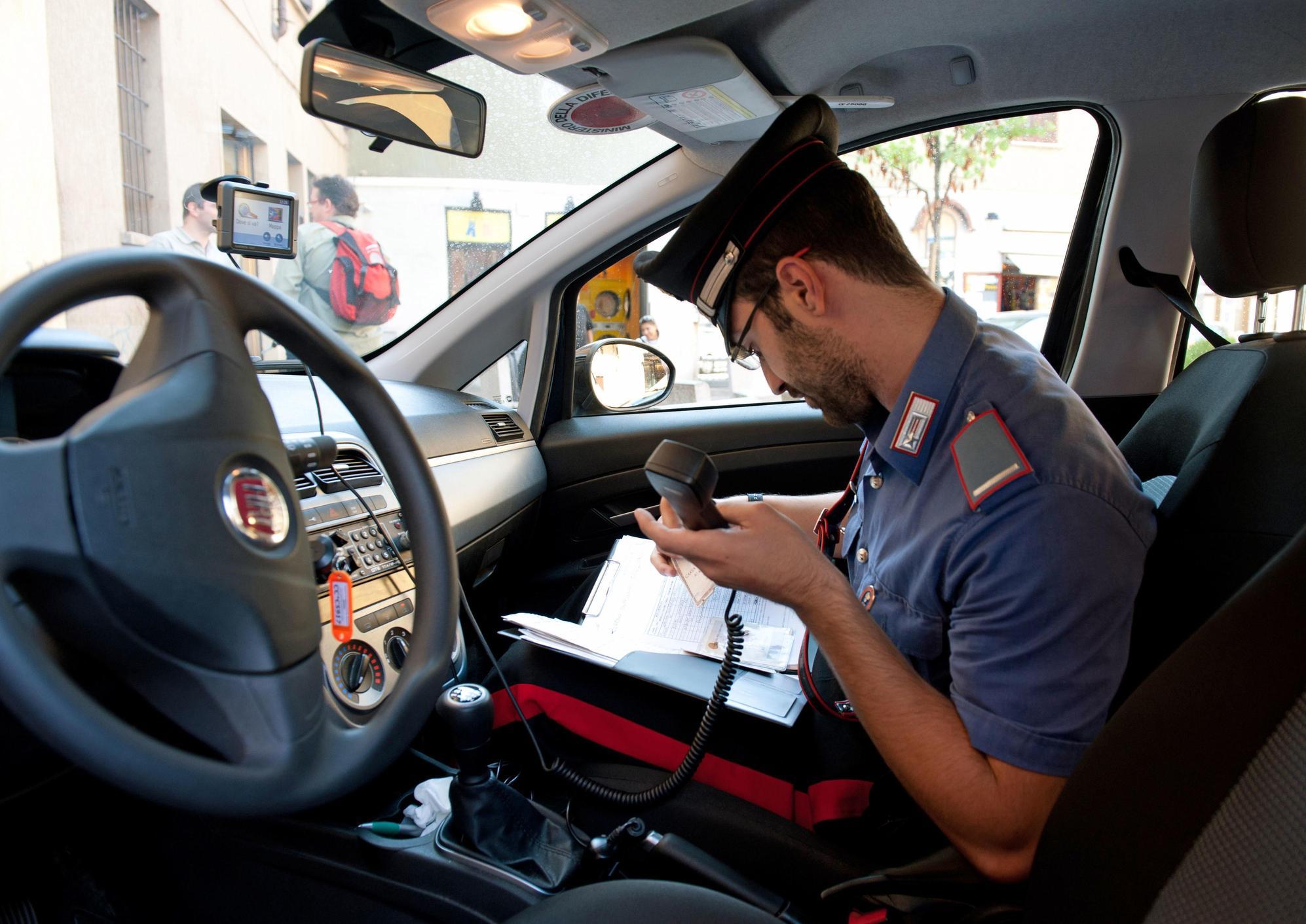 Droga sull’auto. Fermato pusher di 19 anni Droga sull’auto. Fermato pusher di 19 anni