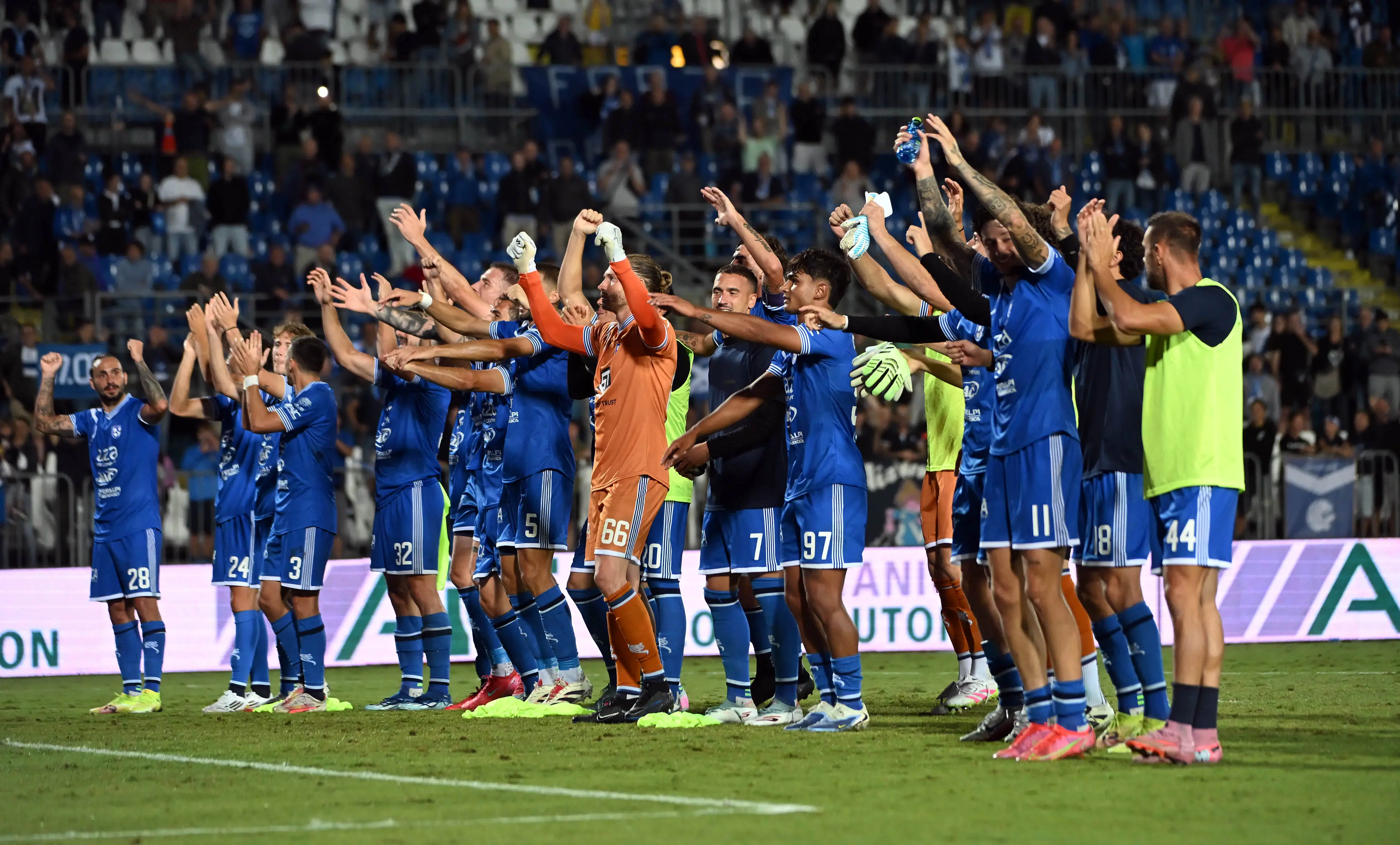L’Union Brescia festeggia la “manita” alla Pro Vercelli davanti agli 8.500 del Rigamonti