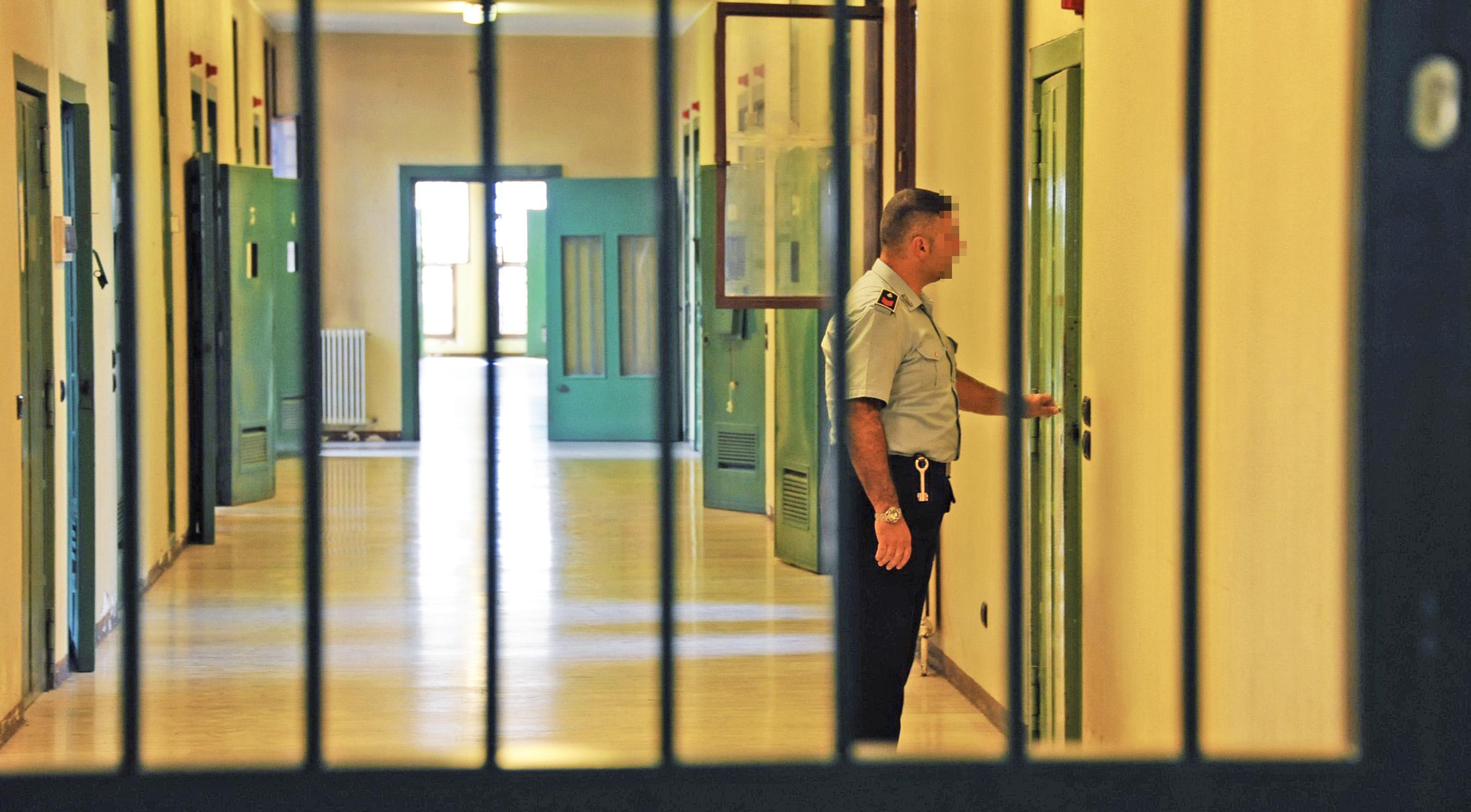 Detenuto incendia la sua cella: intossicati tre agenti di polizia penitenziaria Detenuto incendia la sua cella: intossicati tre agenti di polizia penitenziaria