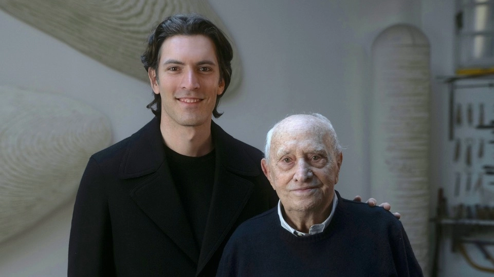 Il cantautore Giovanni Caccamo, 33 anni, con il Maestro Arnaldo Pomodoro, 98 anni, nella sede della Fondazione a Milano Il cantautore Giovanni Caccamo, 33 anni, con il Maestro Arnaldo Pomodoro, 98 anni, nella sede della Fondazione a Milano