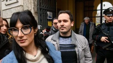Omicidio di Garlasco, non solo il Dna: le impronte al centro della nuova inchiesta. Sempio: “Prima accertano, meglio è per me”