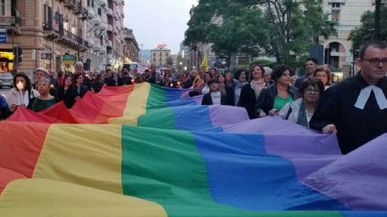 Una fiaccolata contro l'omofobia Una fiaccolata contro l'omofobia