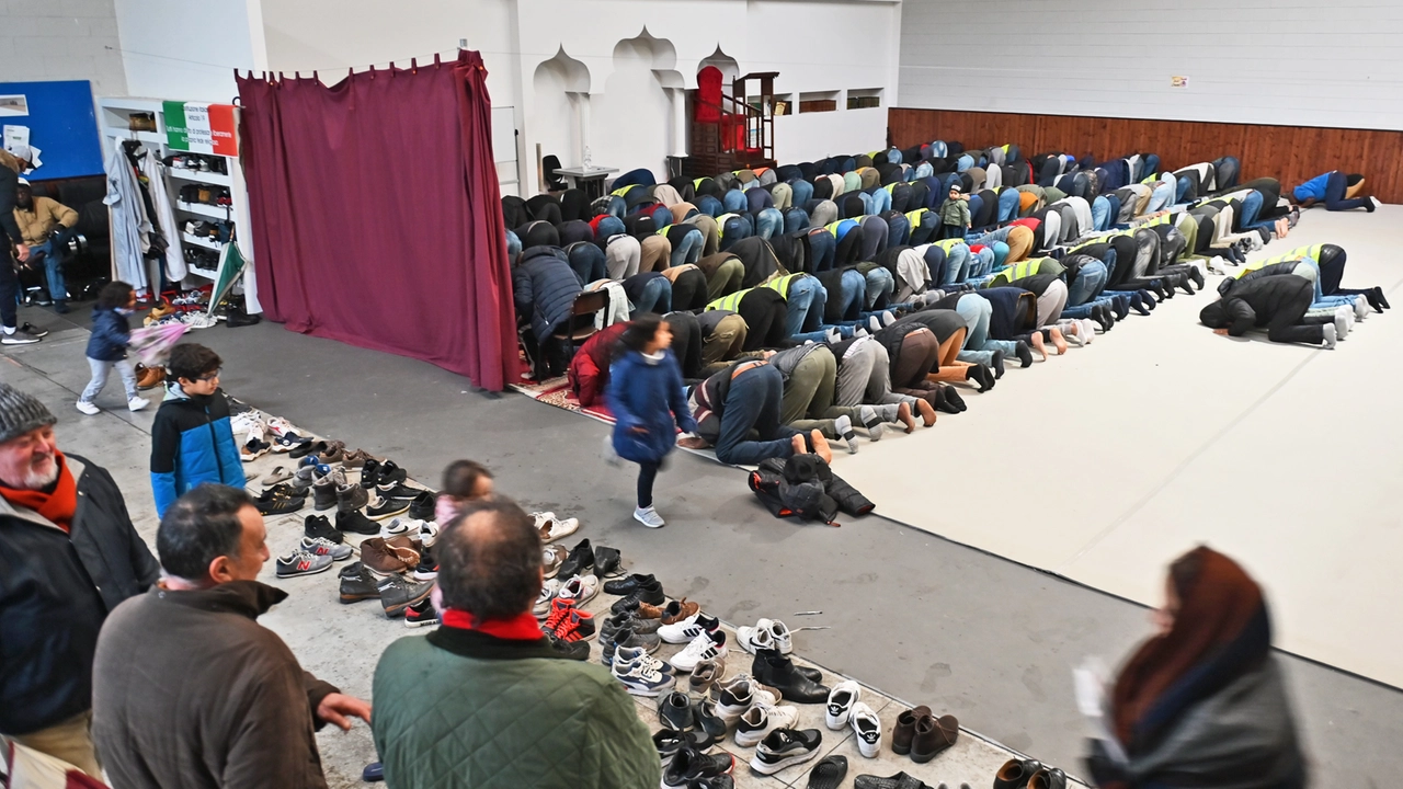 Un momento di preghiera al centro culturale Assalam Un momento di preghiera al centro culturale Assalam