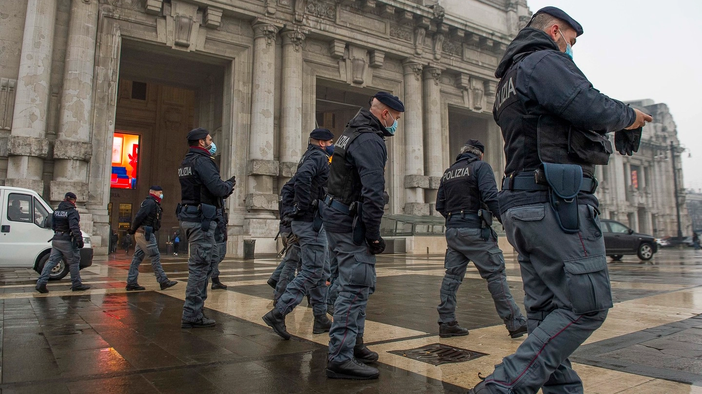 Controlli di polizia in piazza duca d'Aosta (Foto d'archivio)