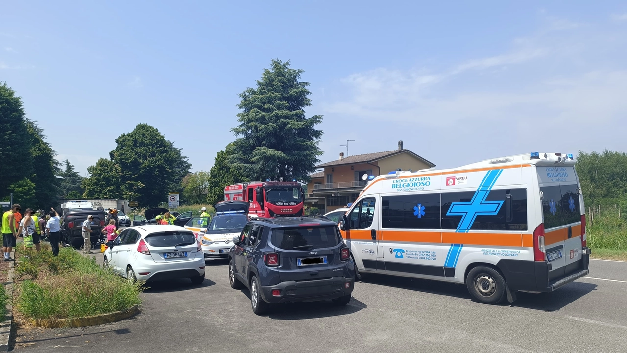 La strada bloccata da auto incidentate e mezzi di soccorso