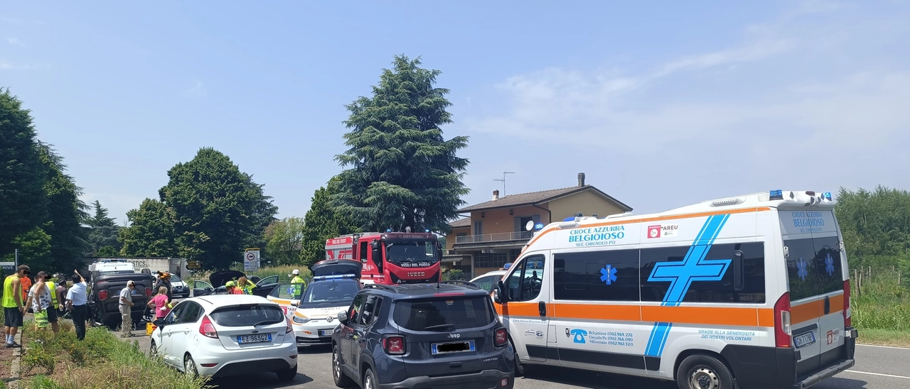 Scontro tra auto davanti al McDonald’s: due feriti e provinciale 234 paralizzata