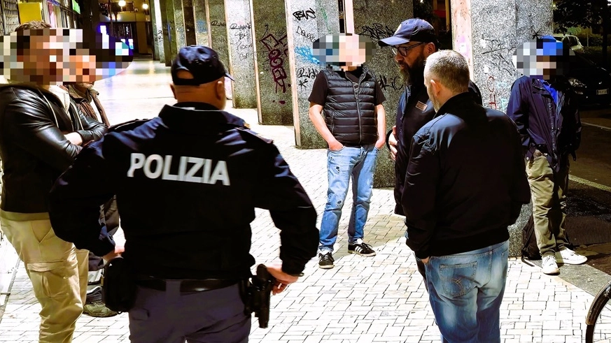 Gli agenti di polizia impegnati nei controlli in centro a Gallarate Gli agenti di polizia impegnati nei controlli in centro a Gallarate