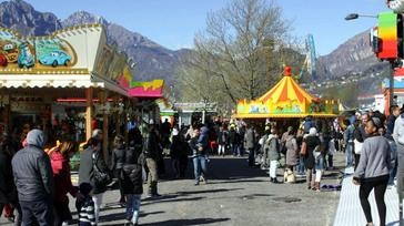 Da campetto di calcio abbandonato a luna park. Una nuova destinazione per il campo 5 del centro sportivo comunale Al... Da campetto di calcio abbandonato a luna park. Una nuova destinazione per il campo 5 del centro sportivo comunale Al...