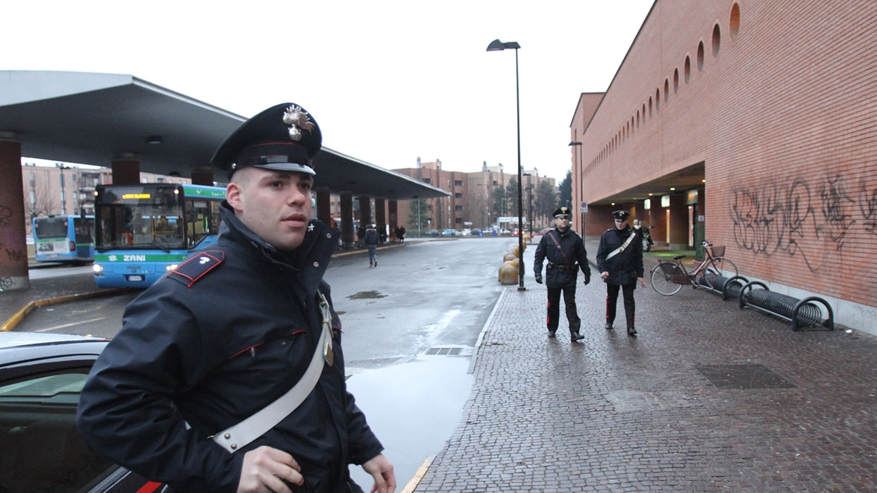 Controlli carabinieri in piazza Marconi a Vimercate (Monza e Brianza), in una foto di archivio Controlli carabinieri in piazza Marconi a Vimercate (Monza e Brianza), in una foto di archivio