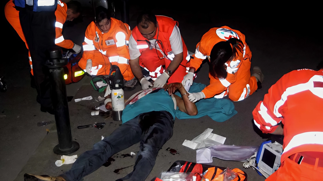 Via Bessarione, il trentottenne si è fatto pagare due consumazioni al Contigo da un altro avventore. In strada l’ha colpito alle spalle senza motivo: polmone perforato. Il blitz delle Volanti e le manette. Via Bessarione, il trentottenne si è fatto pagare due consumazioni al Contigo da un altro avventore. In strada l’ha colpito alle spalle senza motivo: polmone perforato. Il blitz delle Volanti e le manette.