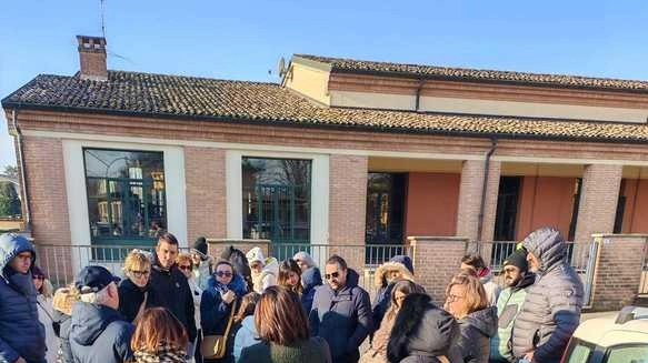 Un gruppo di genitori della scuola materna radunati davanti al Municipio Il futuro della scuola ha giocato un ruolo decisivo nelle sorti del mandato Un gruppo di genitori della scuola materna radunati davanti al Municipio Il futuro della scuola ha giocato un ruolo decisivo nelle sorti del mandato